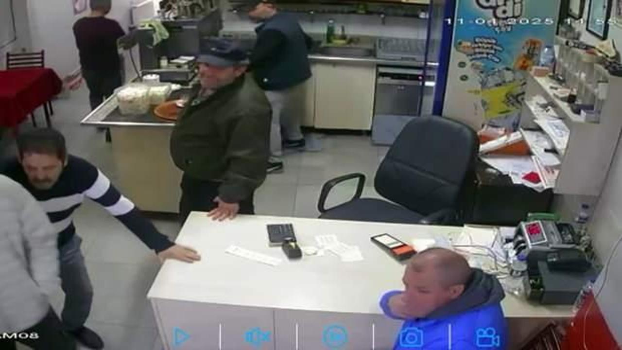 Yolda y&uuml;r&uuml;rken kalp krizi ge&ccedil;irdi! Son anları b&ouml;yle g&ouml;r&uuml;nt&uuml;lendi