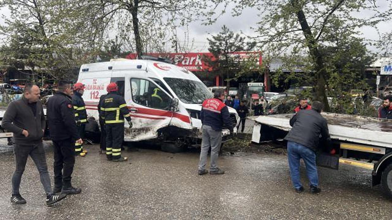 Zonguldak'ta ambulansla otomobil &ccedil;arpıştı! 2 kişi ağır yaralandı