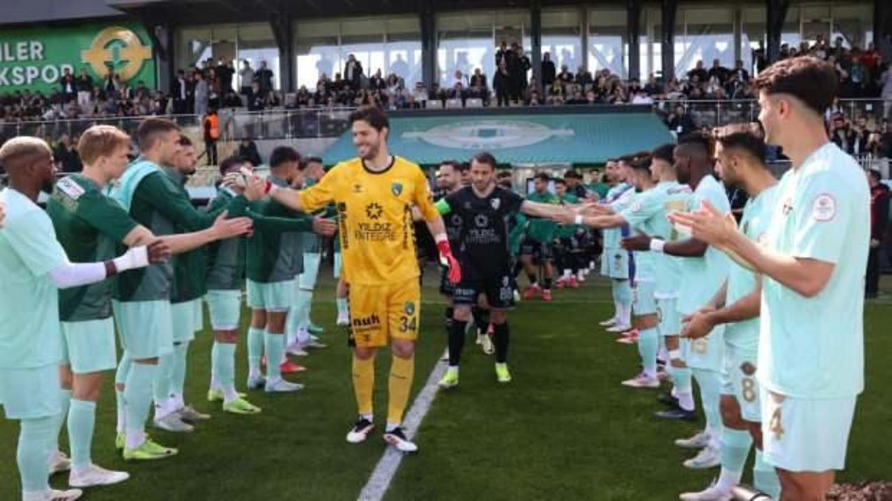 1. Lig ekibinden fair-play örneği! Şampiyona alkışlı ve çiçekli karşılama!