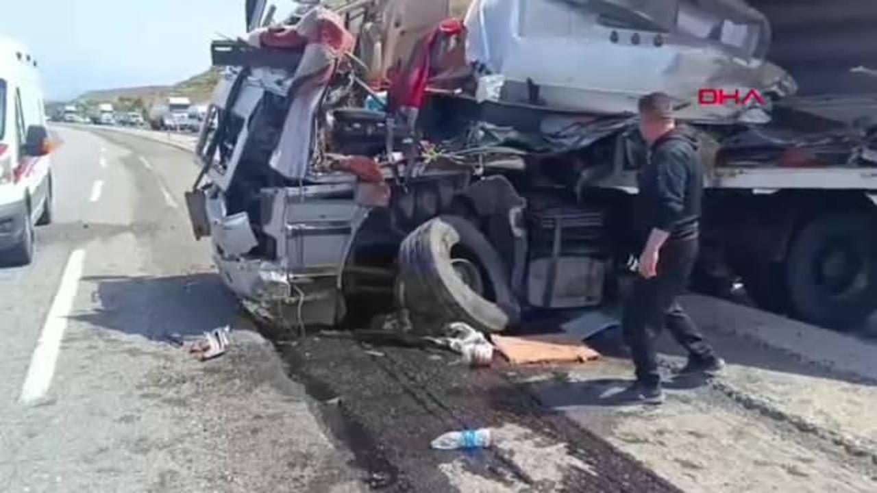 Batman'da feci kaza! İki TIR kafa kafaya &ccedil;arpıştı, &ouml;l&uuml; ve yaralı var