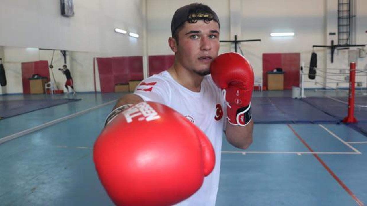 Demirci babasına yardımcı olan boks&ouml;r 'balyoz' yumruklarıyla şampiyonluk arıyor