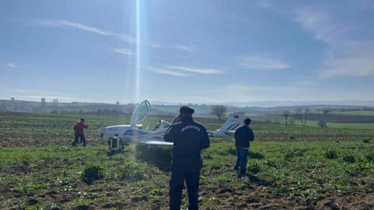 Eğitim uçağı tarlaya zorunlu iniş yaptı