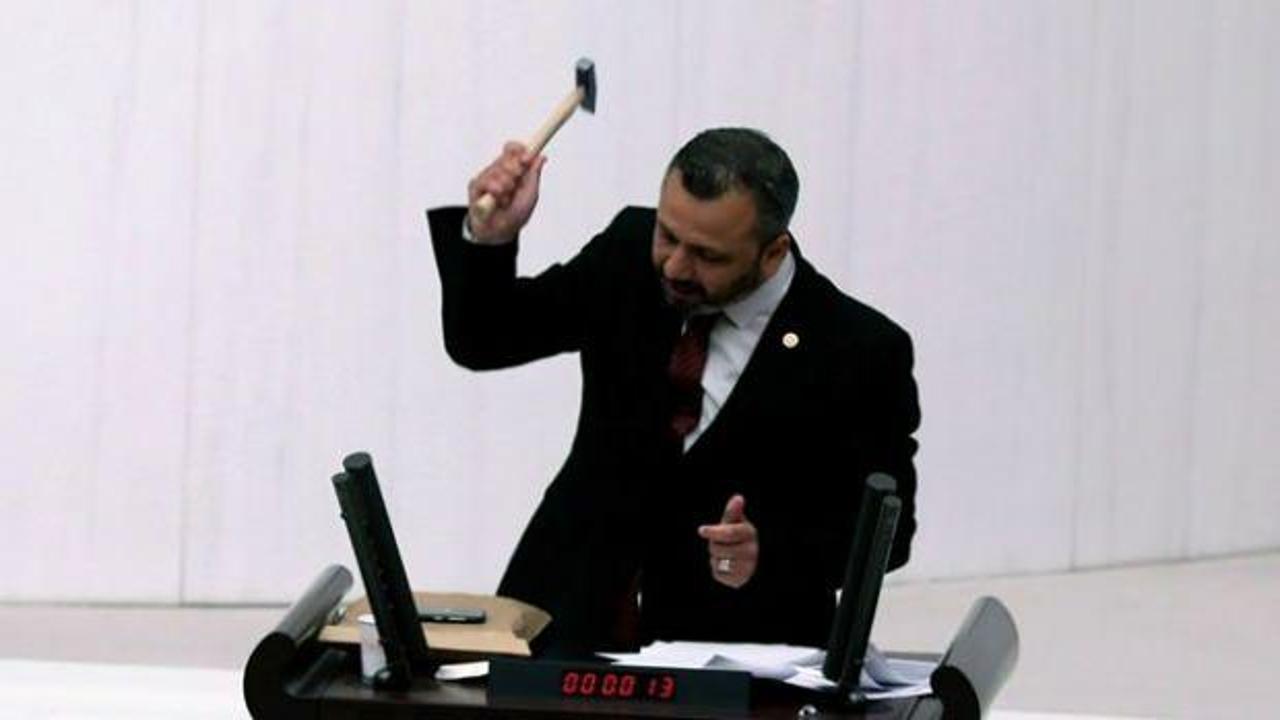 Meclis kürsüsünde çekiçli eylem: Cezası belli oldu!