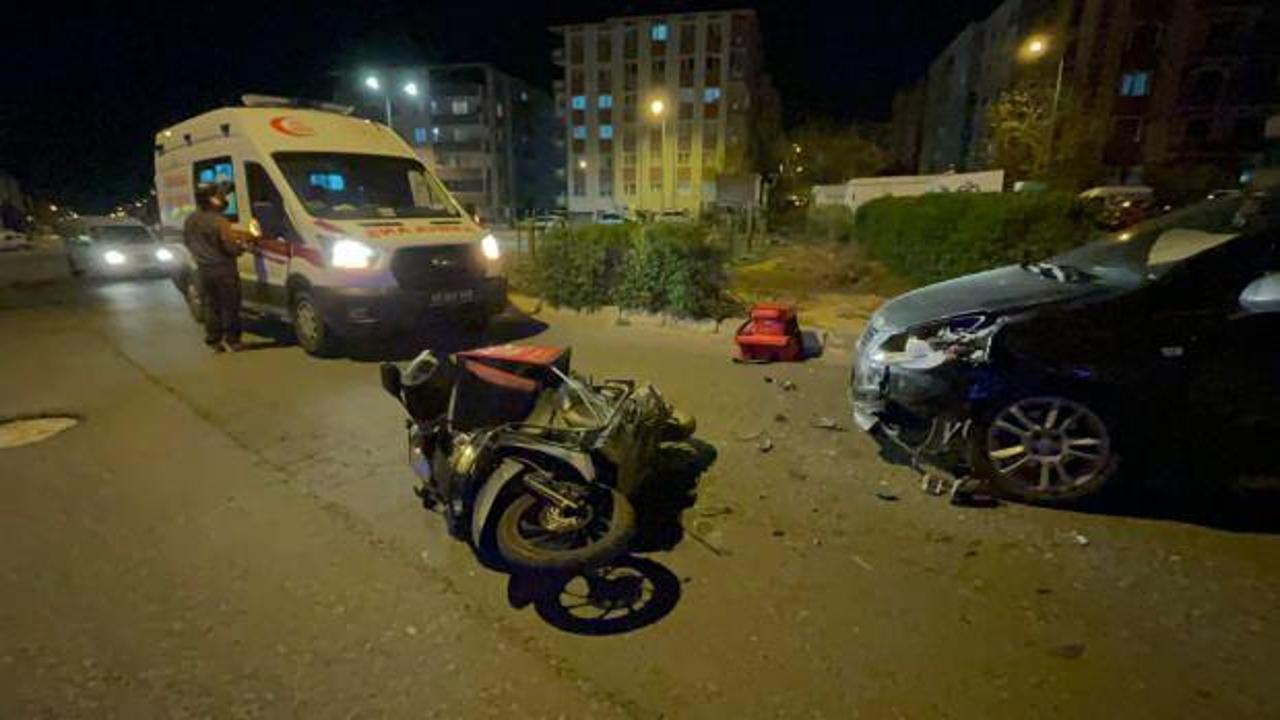 Motosiklet s&uuml;r&uuml;c&uuml;s&uuml; otomobille kafa kafaya &ccedil;arpıştı