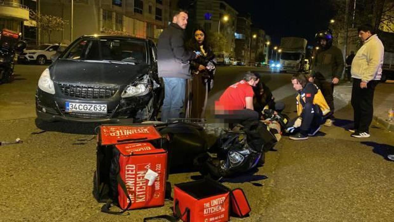 Motosikletli kurye otomobille çarpıştı! 