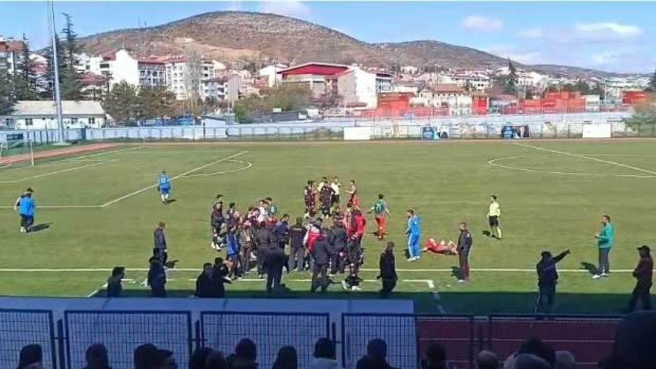 &Ouml;nce faul yaptı sonra tekme attı: Kavgayı g&uuml;venlik ekipleri yatıştırdı