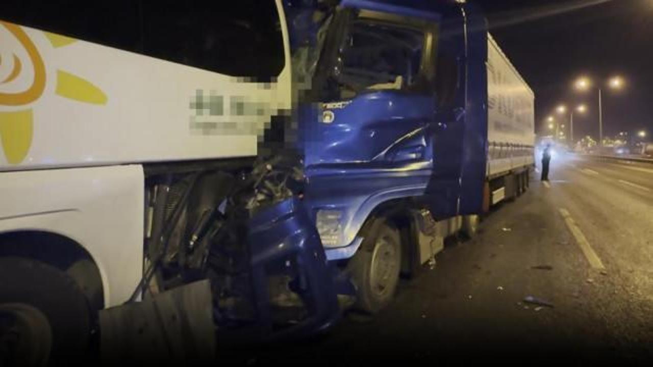Tır tur otobüsüne çarptı: 13 yaralı