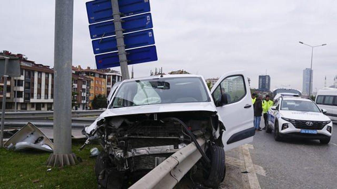 &Uuml;mraniye'de feci kaza: Otomobil bariyerlere saplandı! Yaralılar var