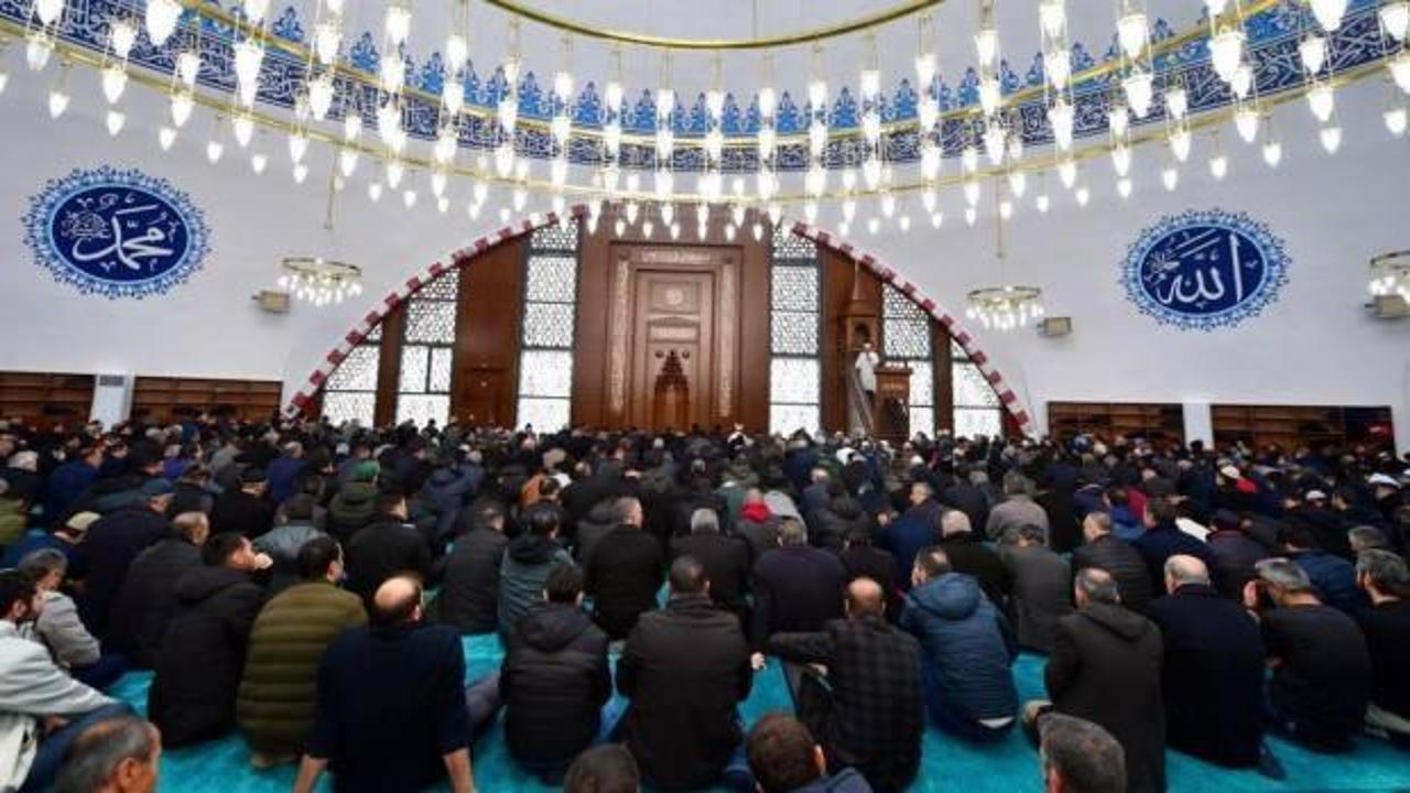 &Uuml;niversitelerdeki binlerce &ouml;ğrenci cuma namazı mağduru! D&uuml;zenleme bekleniyor