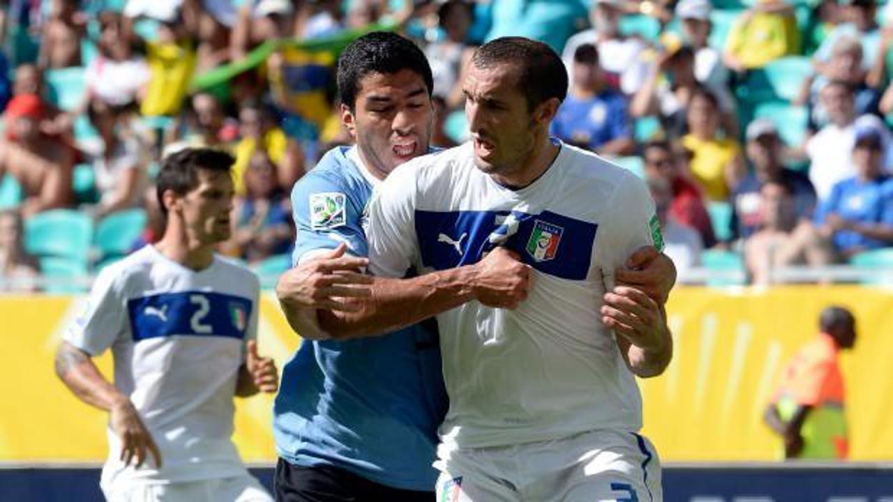 Yine ısırdı: Suarez bu kez takım arkadaşına patladı