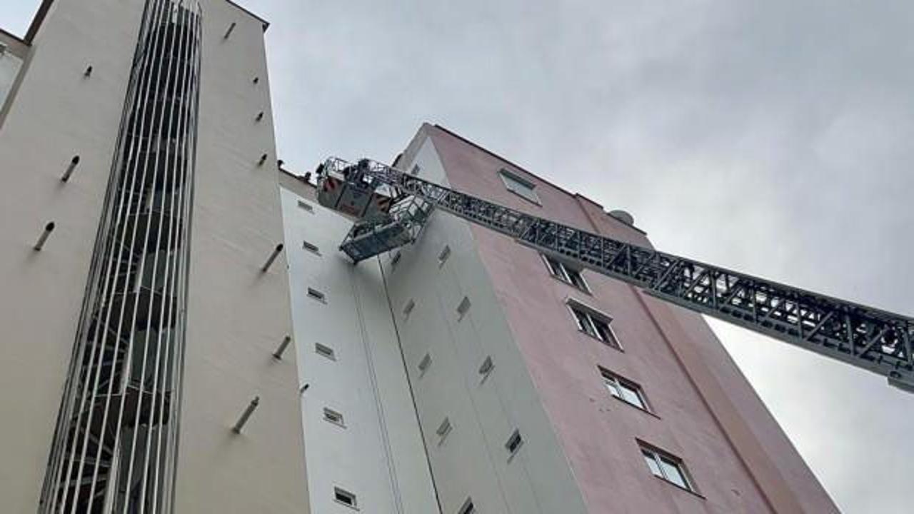 12. katta can pazarı: 2 iş&ccedil;i iskelede mahsur kaldı