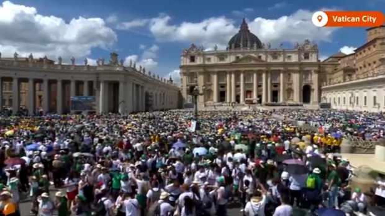 200.000 Katolik genç Papa Francis'i anmak için Aziz Petrus Meydanı'na akın etti