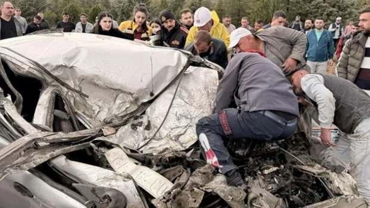 Afyonkarahisar korkun&ccedil; kaza! TIR ile &ccedil;arpıştı kağıt gibi ezildi