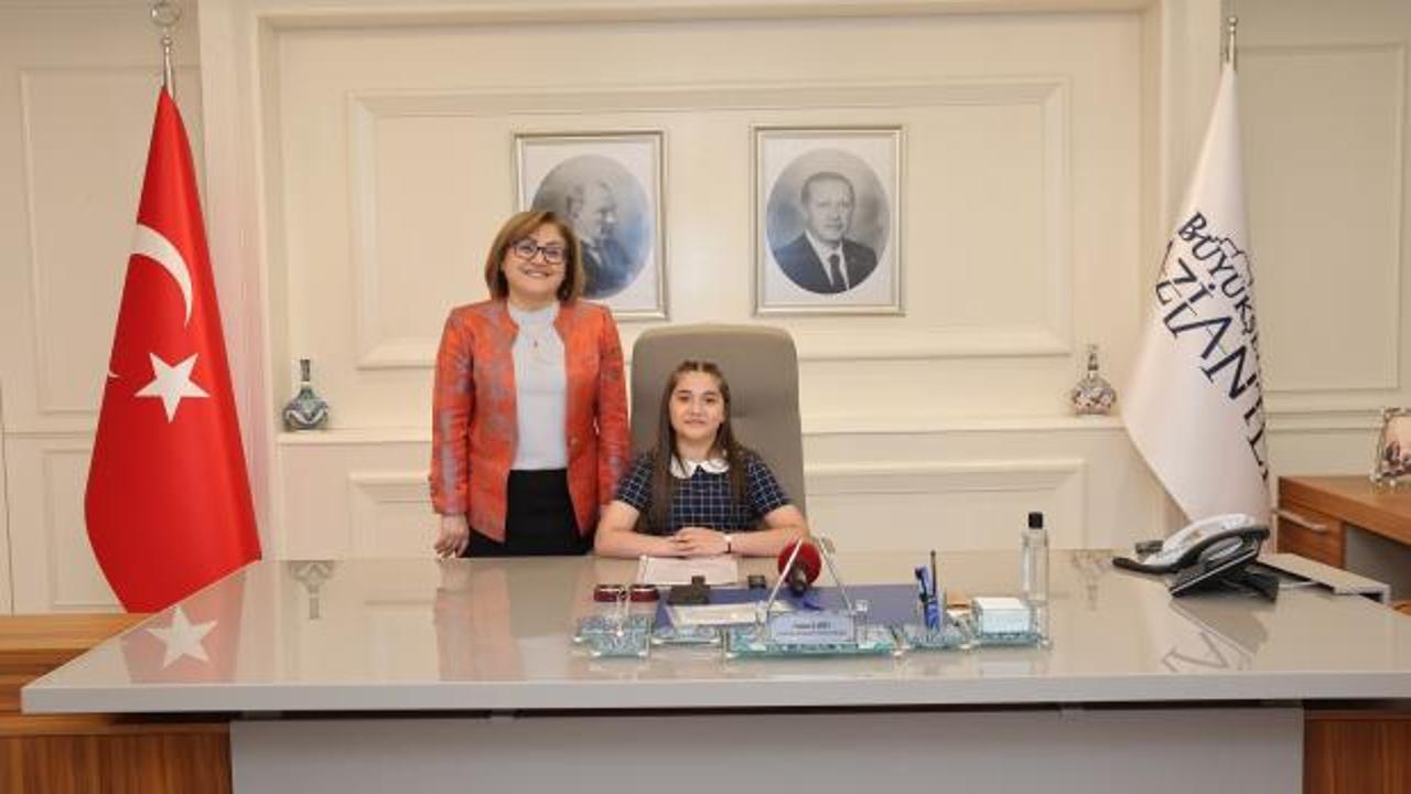 Başkan Şahin makamını Azra Ateş’e devretti