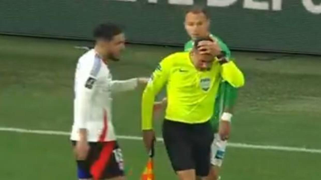 Fransa'da olaylı derbi! Hakem yerde kaldı: Ma&ccedil; 40 dakika durdu