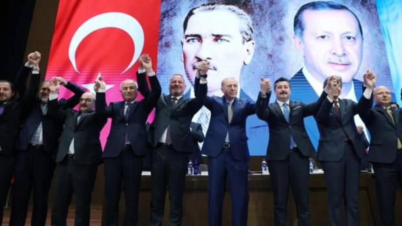 İki belediye başkanı AK Parti’ye geçti! Rozetlerini Erdoğan taktı