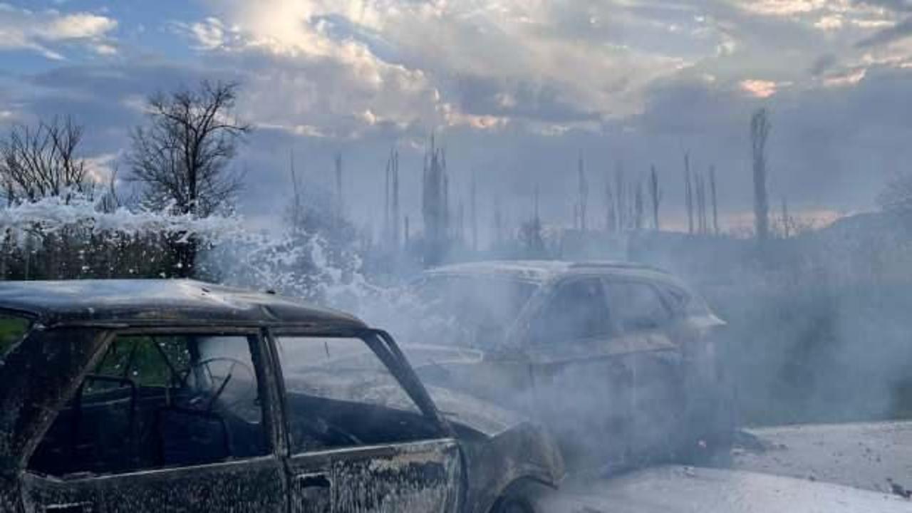 İki otomobil kafa kafaya &ccedil;arpıştı: Yangın &ccedil;ıktı! &Ouml;l&uuml; ve yaralılar var