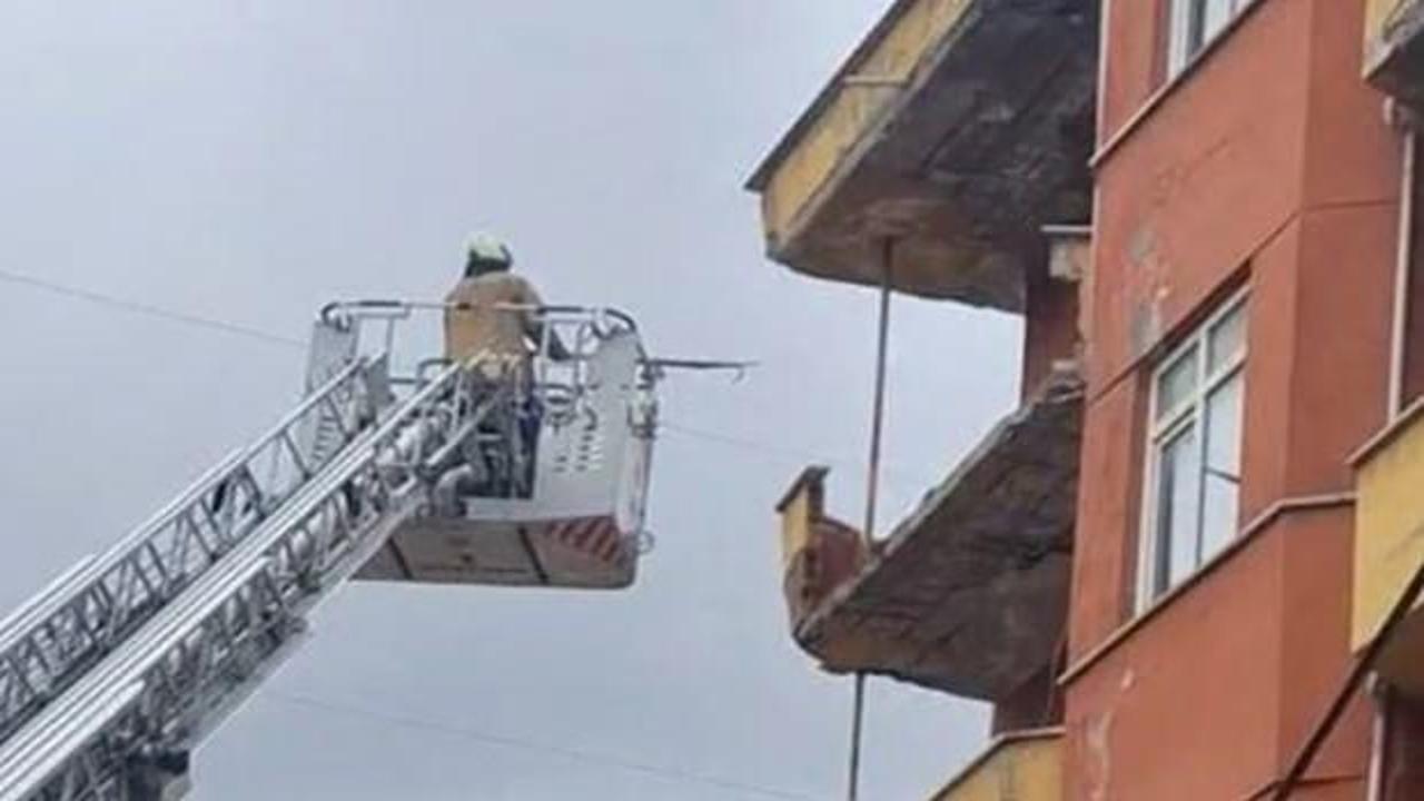 İstanbul'da korkutan anlar: Binanın balkonu &ccedil;&ouml;kt&uuml;!