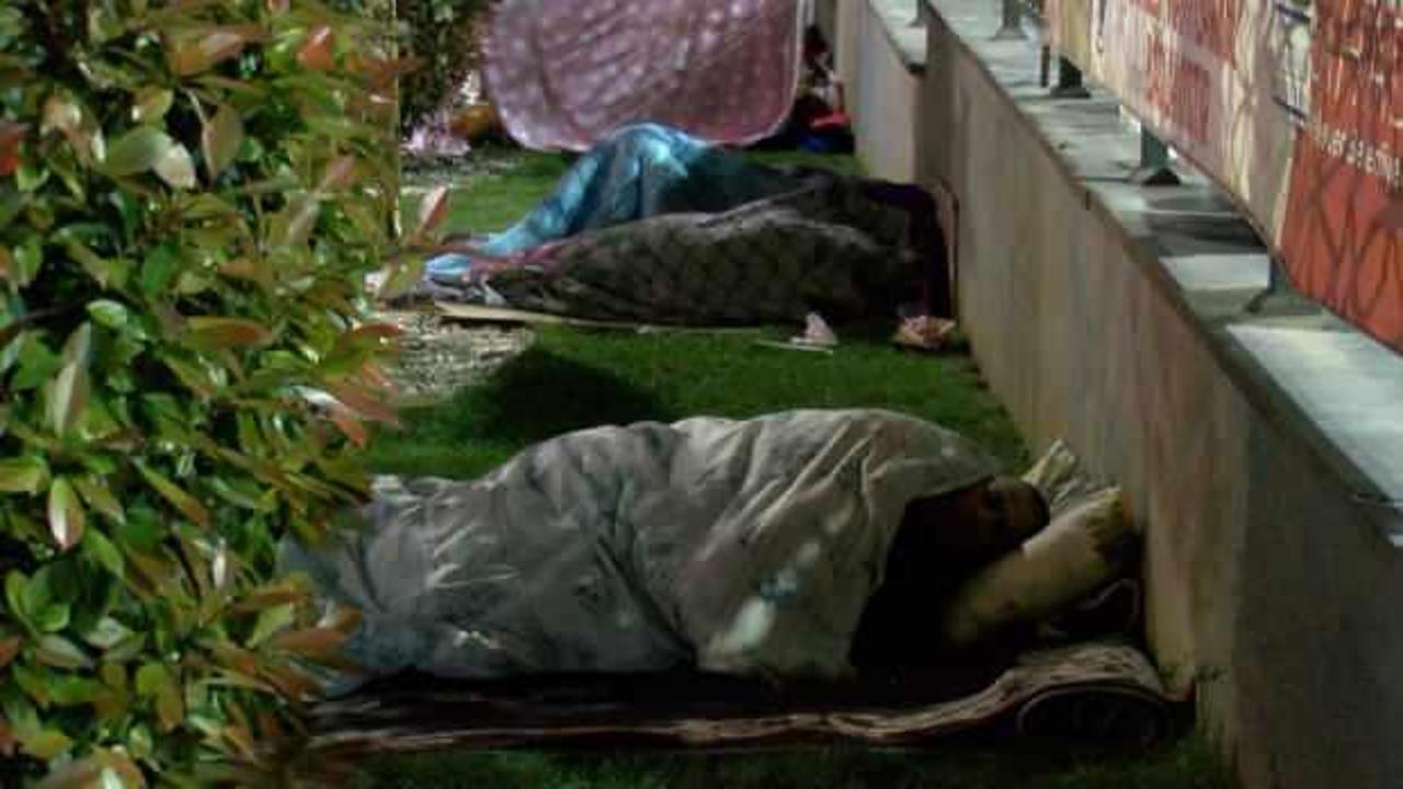 İstanbul'da vatandaşlar geceyi sokakta geçirdi