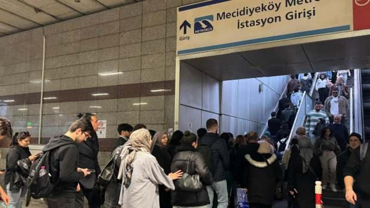 Metrob&uuml;s durağında "y&uuml;r&uuml;yen merdiven arızası" yoğunluk oluşturdu