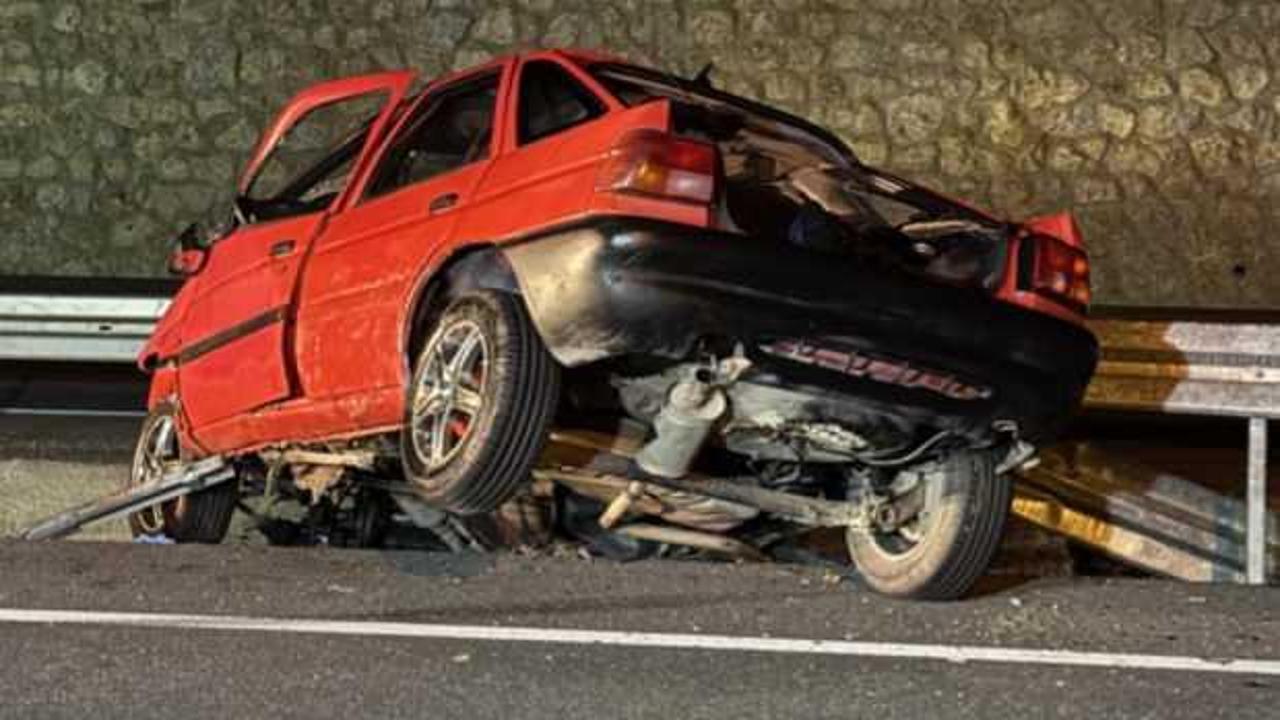 Otomobil bariyere &ccedil;arptı: 2 kişi hayatını kaybetti