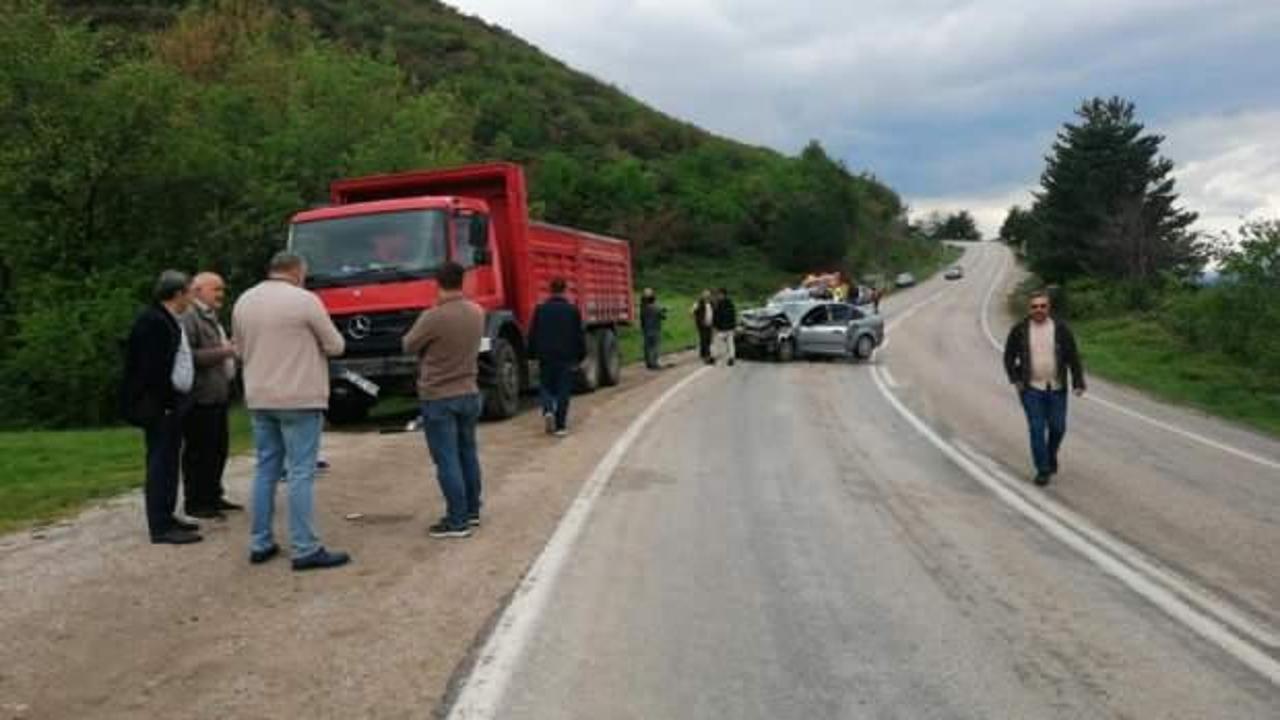 Otomobil ile kamyonet &ccedil;arpıştı: 1 &ouml;l&uuml;, 1 yaralı