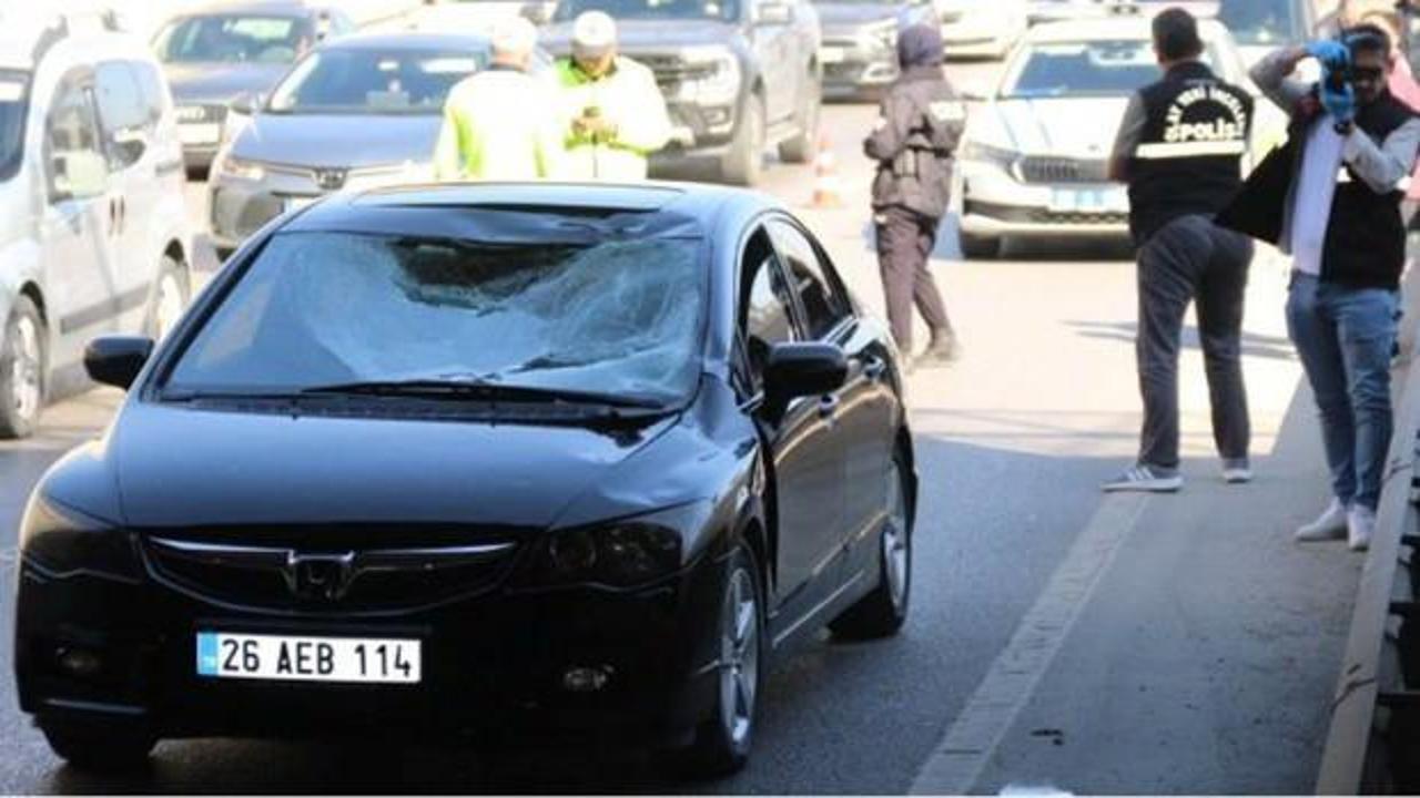 Polis kimlik sordu, k&ouml;pr&uuml;den atlayıp arabanın &uuml;st&uuml;ne d&uuml;şt&uuml;