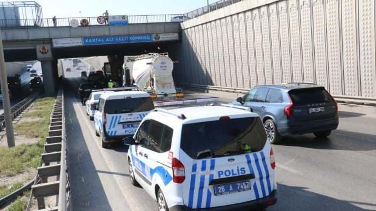 Polisten ka&ccedil;arken &uuml;st ge&ccedil;itten atladı, otomobilin &uuml;zerine d&uuml;şt&uuml;