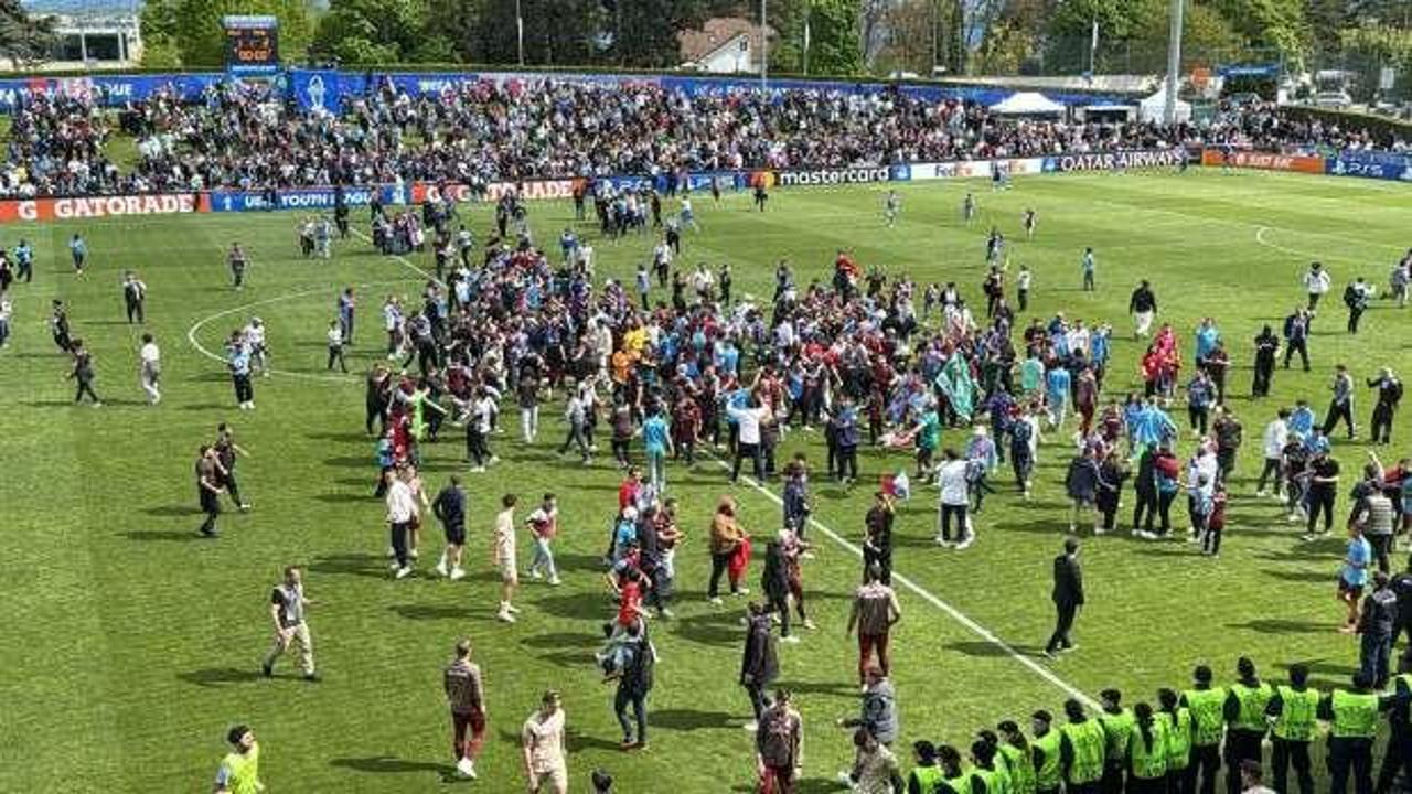 Trabzonspor Avrupa'da ilki başardı! Ma&ccedil; sonu taraftarlar sahaya akın etti