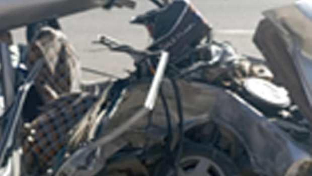 Zırhlı ara&ccedil; ile otomobil &ccedil;arpıştı; 2'si polis 6 yaralı