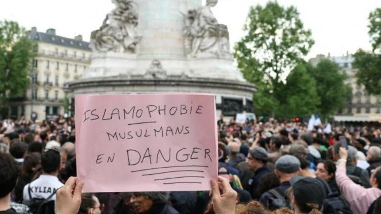 Dehşet veren g&ouml;r&uuml;nt&uuml;ler: Camide 50 kez bı&ccedil;aklandı