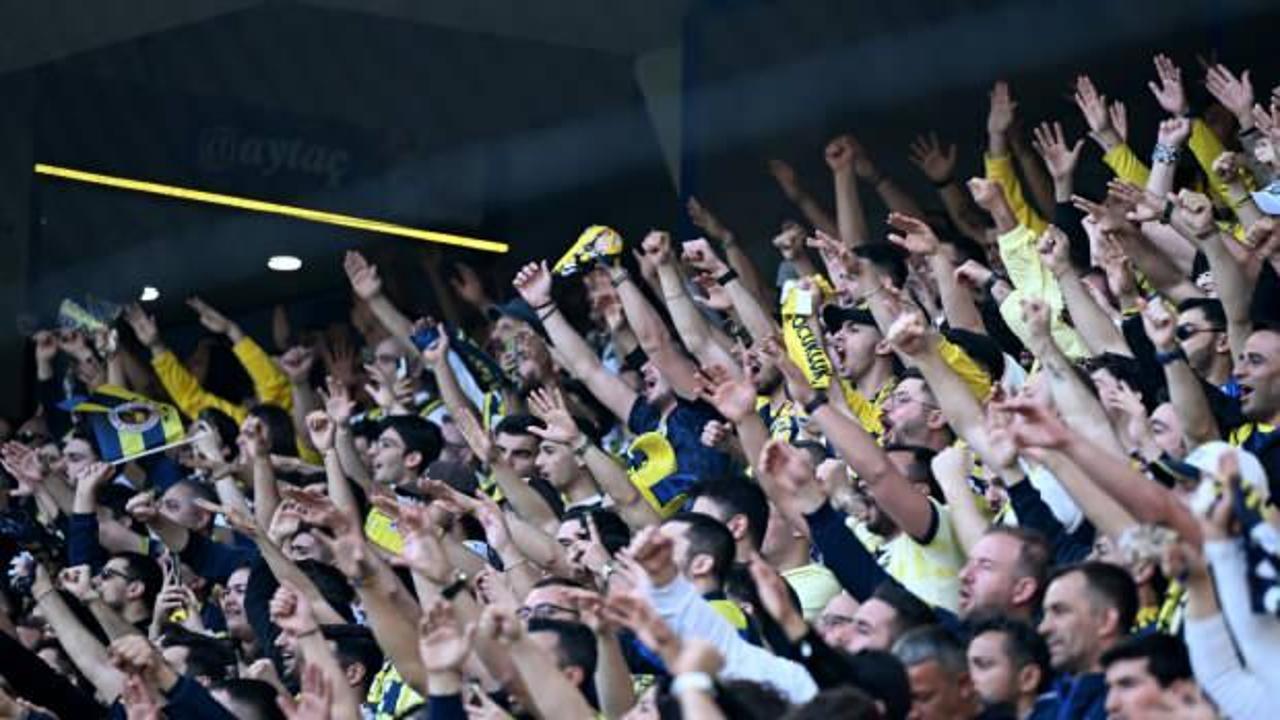 Derbide trib&uuml;nlerde tek ses! Fenerbah&ccedil;e taraftarına Beşiktaş eşlik etti