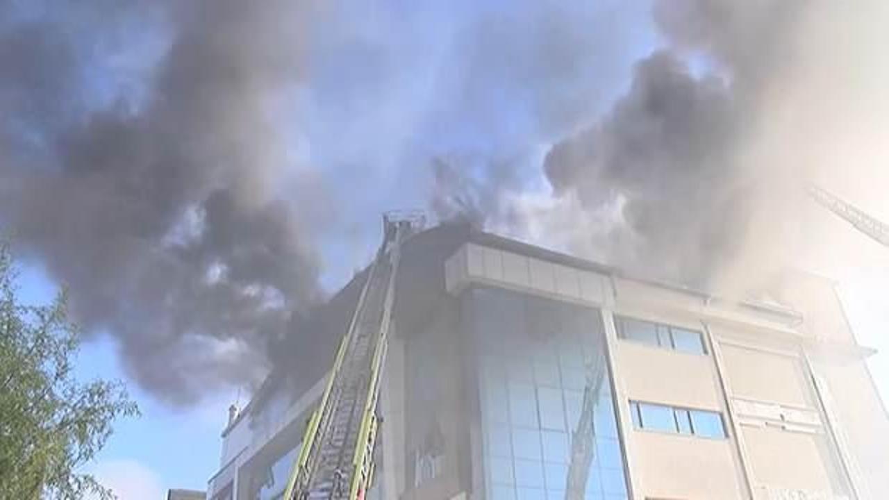 Esenyurt'ta 3 katlı tekstil fabrikasında korkutan yangın