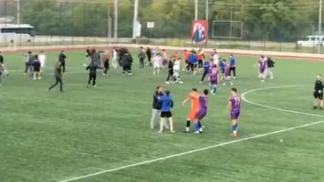 ‘Fair Play’ unutuldu: Şampiyonluk maçında gençler sahnede, yumruklar havada