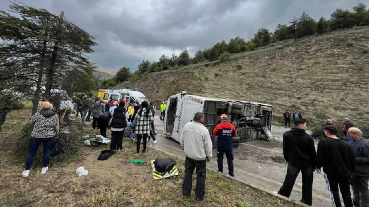 Isparta'da yolcu midib&uuml;s&uuml; devrildi: &Ccedil;ok sayıda yaralı var!