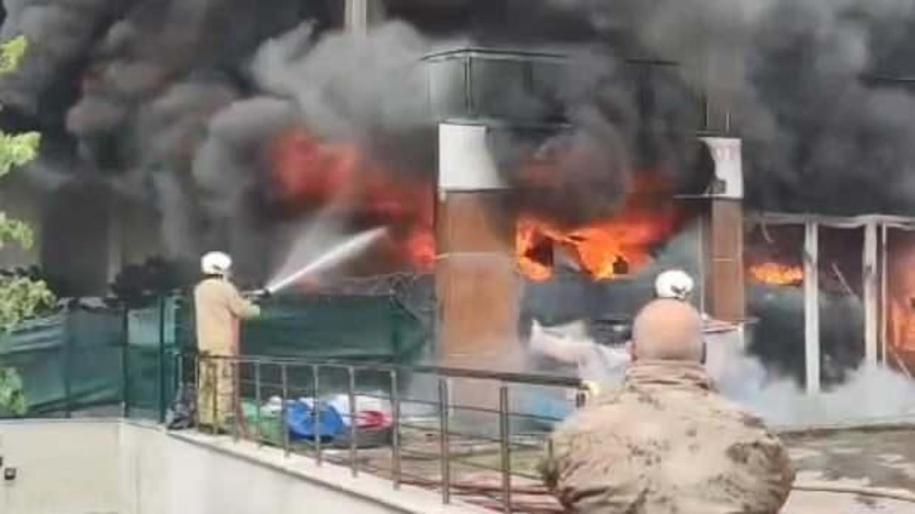 İstanbul&#039;da işyeri yangını! K&uuml;le d&ouml;nd&uuml;
