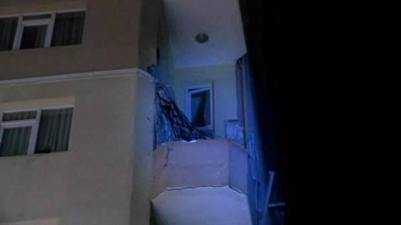 Kadık&ouml;y'de bir dairenin balkonu &ccedil;&ouml;kt&uuml;! Bina tahliye edildi