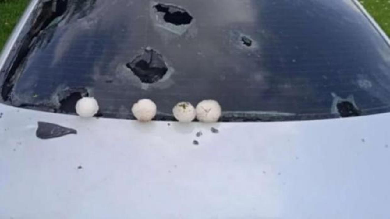 Kar topu b&uuml;y&uuml;kl&uuml;ğ&uuml;nde dolu yağdı! Ara&ccedil;lar hasar g&ouml;rd&uuml;