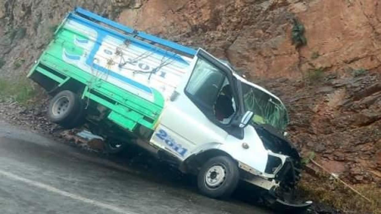 Kontrolden çıkan kamyonet kayalığa çarptı: 1 ölü, 1 yaralı