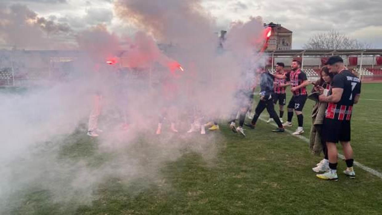 Ma&ccedil; bitti, futbolcular meşale yaktı: Herkes ne olduğunu sonradan anladı