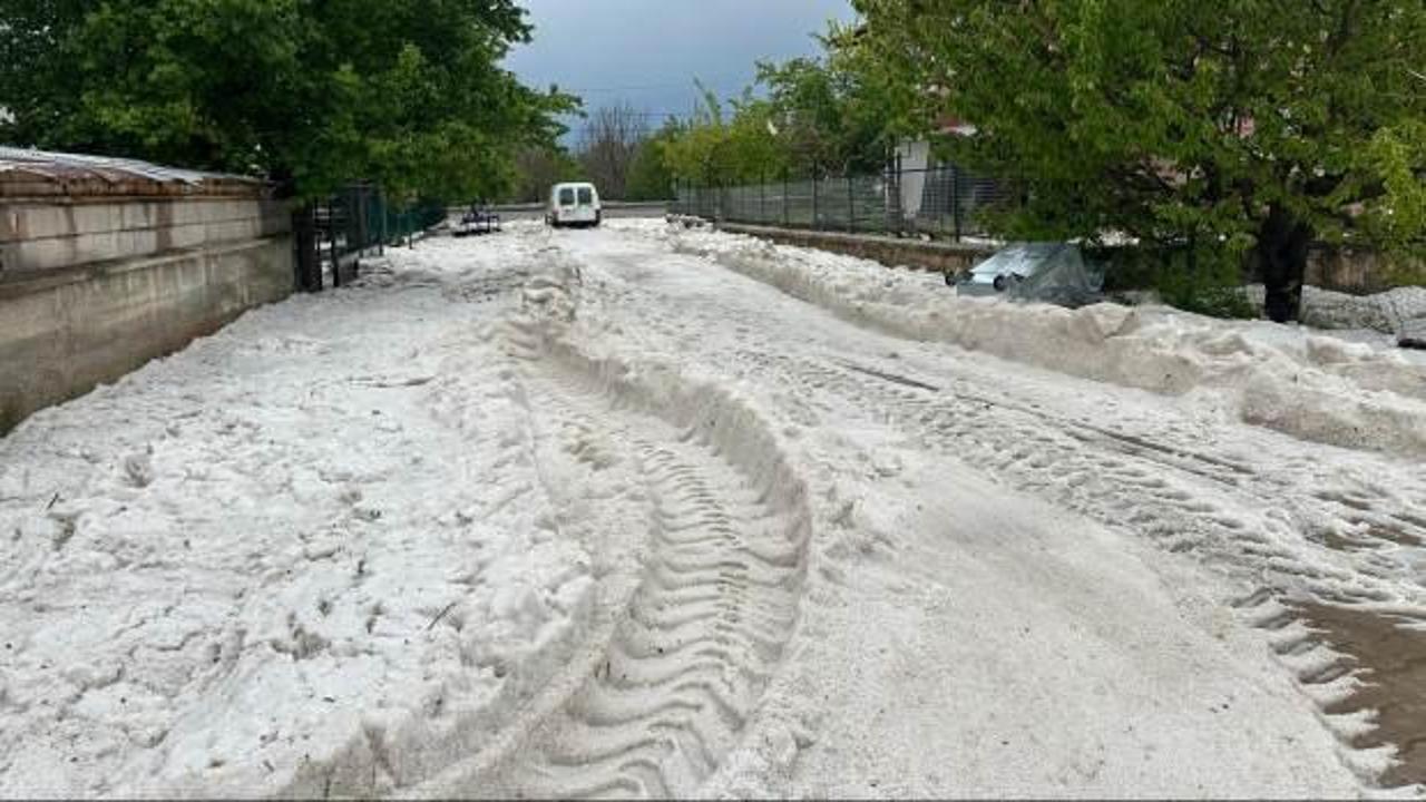 Mayıs ayında kara kışı aratmayan manzara! Her yer beyaza b&uuml;r&uuml;nd&uuml;