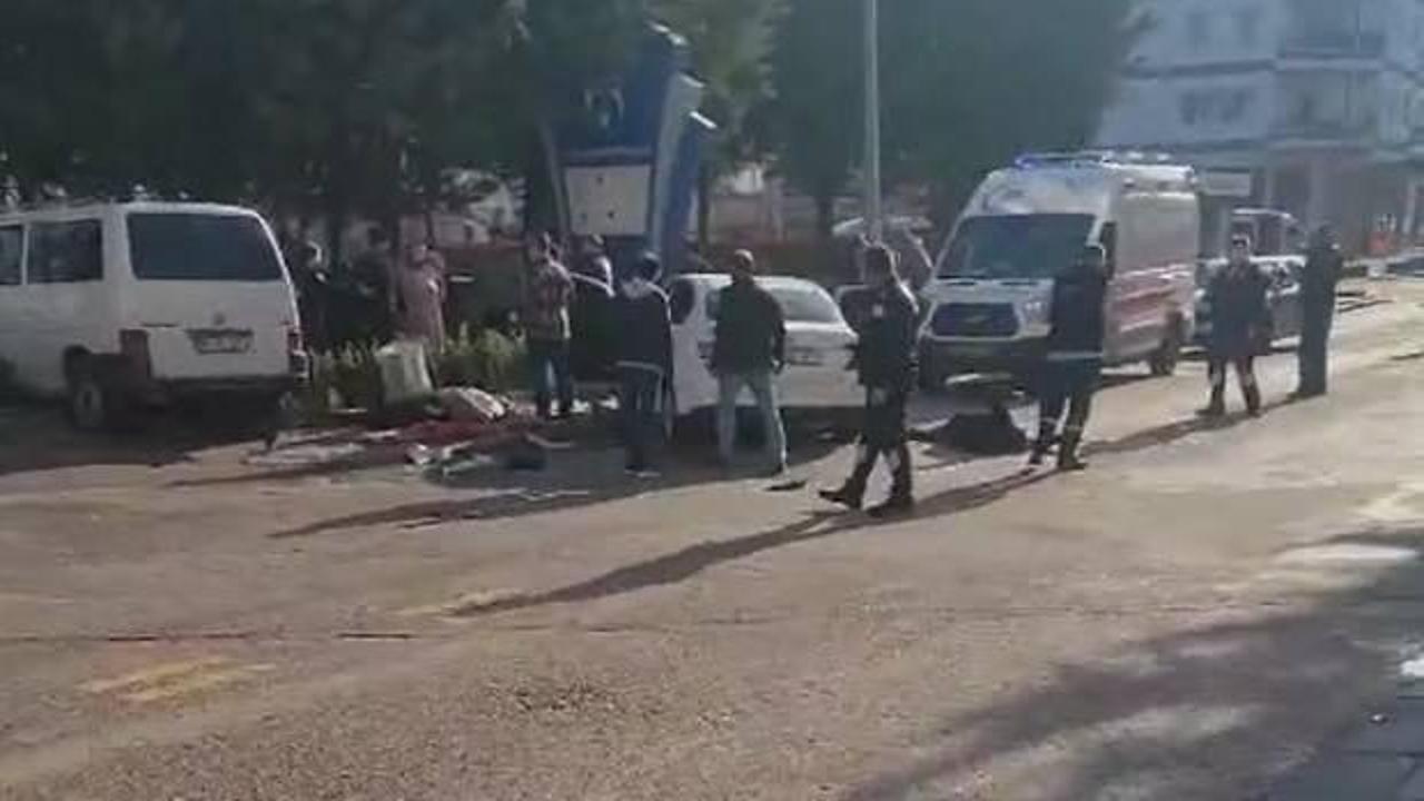 Minibüs ile otomobil çarpıştı: 3'ü ağır, 9 yaralı