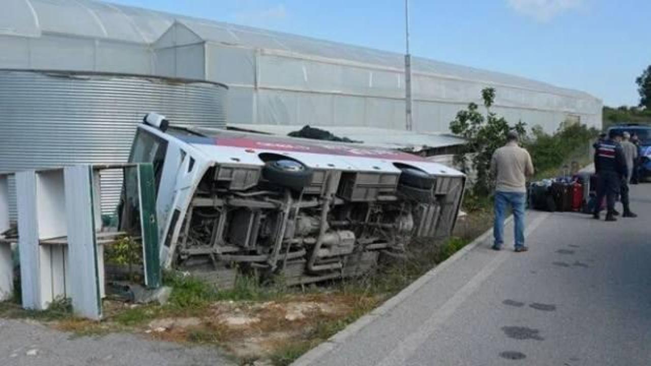 Antalya'da tur midibüsü devrildi; 18'i turist 19 yaralı