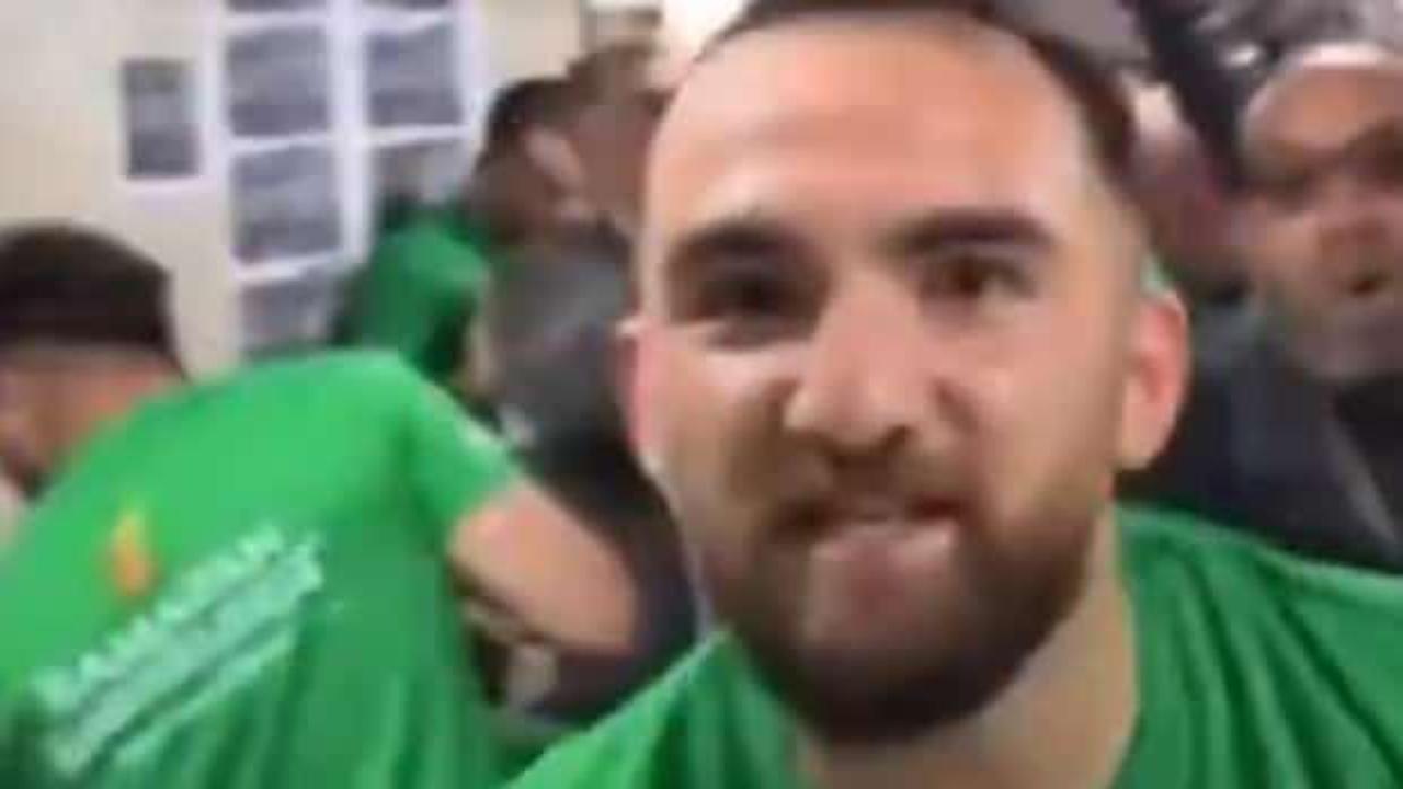 Şampiyonluk kutlamasında rakibe k&uuml;fretti: Canlı yayını fark edince ka&ccedil;tı