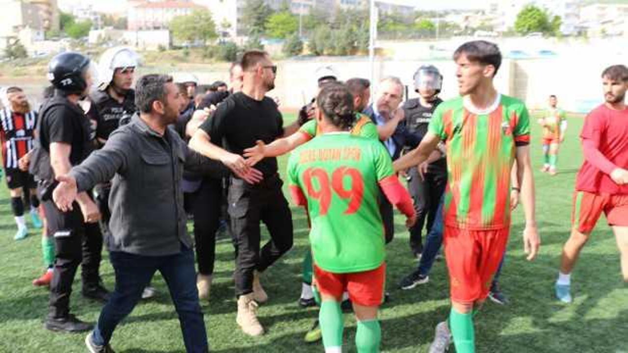 Şampiyonun belli olduğu maçta ortalık karıştı, yumruklar konuştu