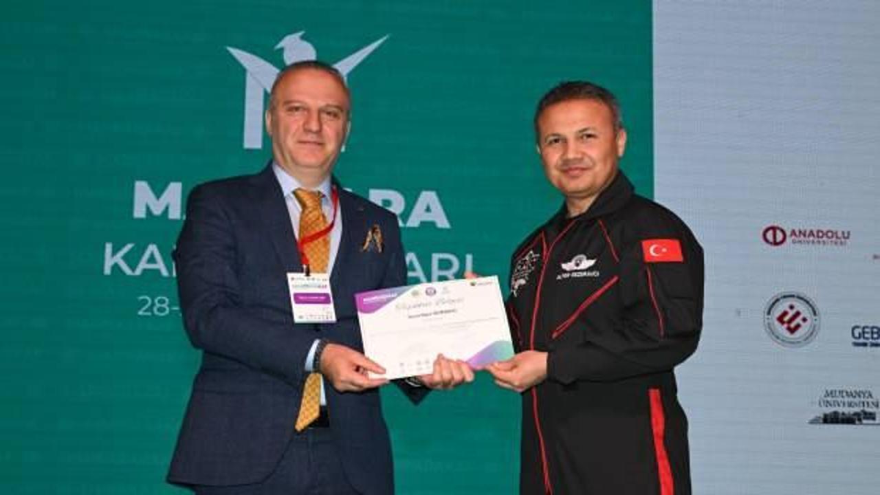 Alper Gezeravcı gençlerle buluştu: “Kendi başarı hikayelerinizi yazın"