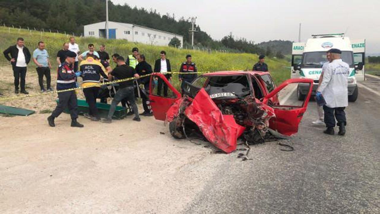 2 otomobil kafa kafaya &ccedil;arpıştı: 3 &ouml;l&uuml;, 1 yaralı