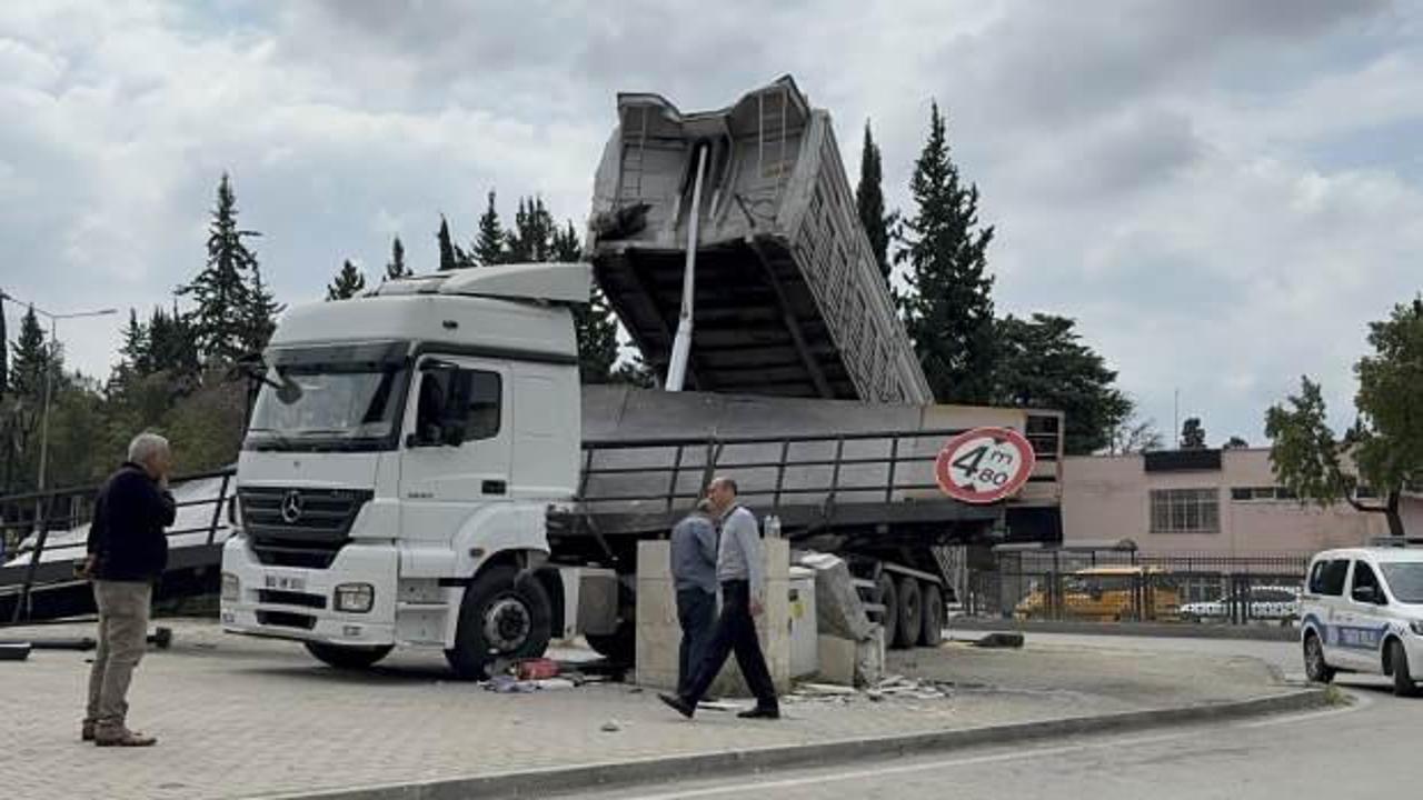 Adana'da facia ucuz atlatıldı! Tır &uuml;st ge&ccedil;idi kopardı!