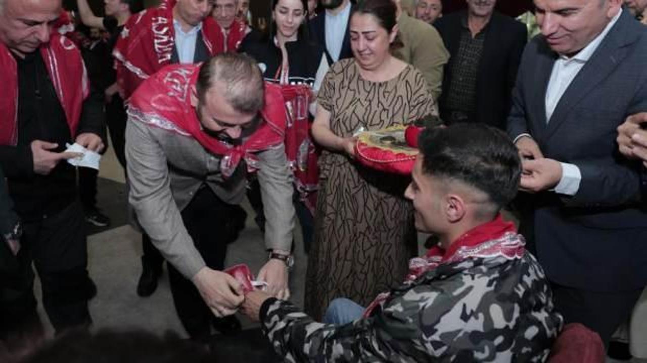 Arnavutk&ouml;y'de askere giden gen&ccedil;lere kınalı uğurlama