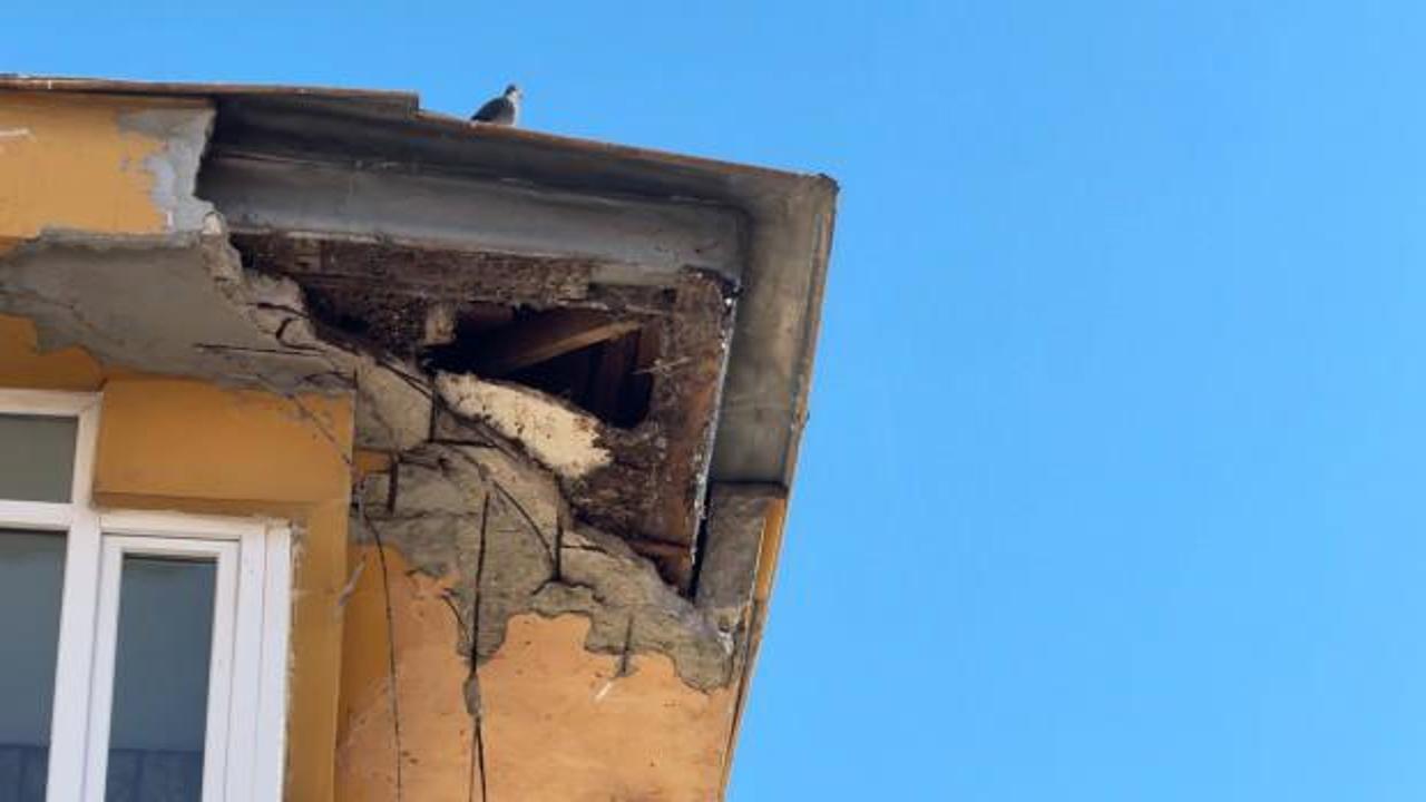 Avcılar'da 7 katlı binanın &ccedil;atısındaki beton par&ccedil;alar d&uuml;şt&uuml;